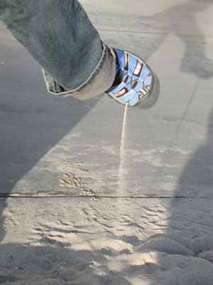 ../images/08_sandal_sand.jpg