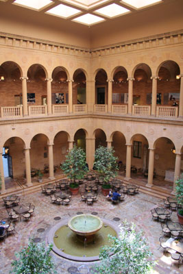 ../images/28_courtyard.jpg