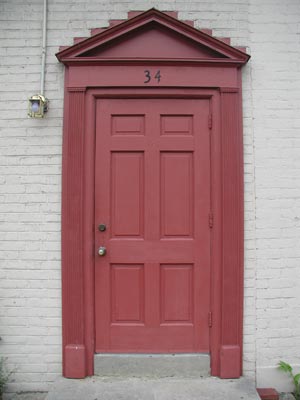 ../images/02_red_door.jpg
