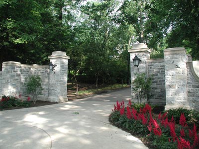 ../images/26_campus_gate.jpg