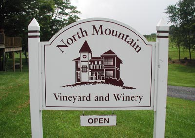 ../images/20_nm_vineyard_sign.jpg