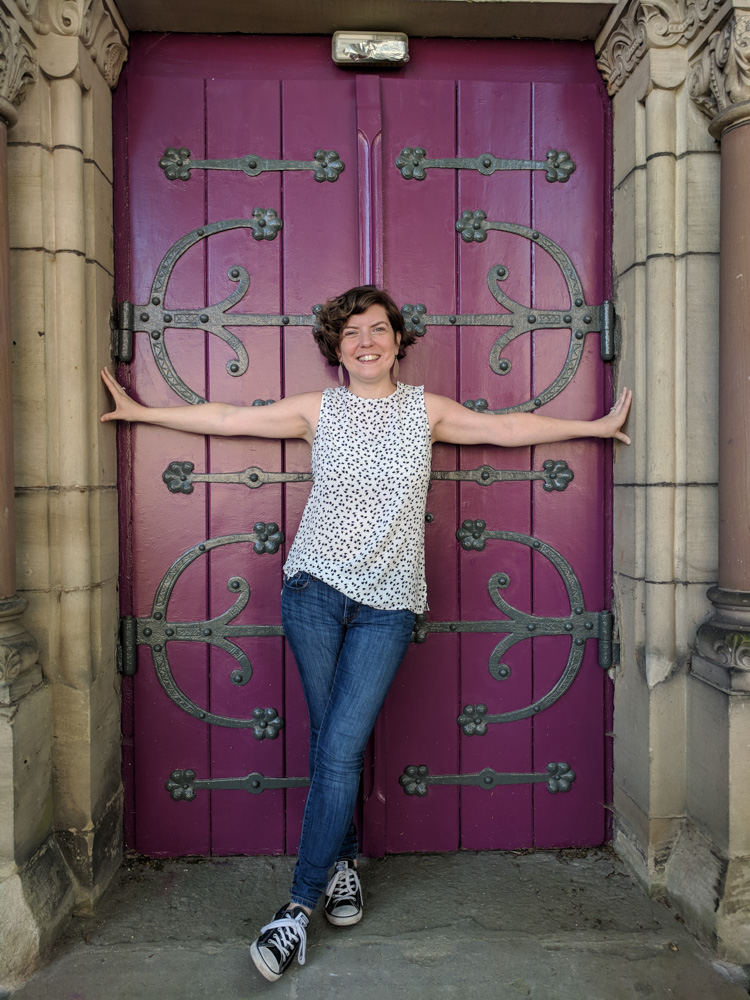 posing in a purple doorway (Temple Neuf)