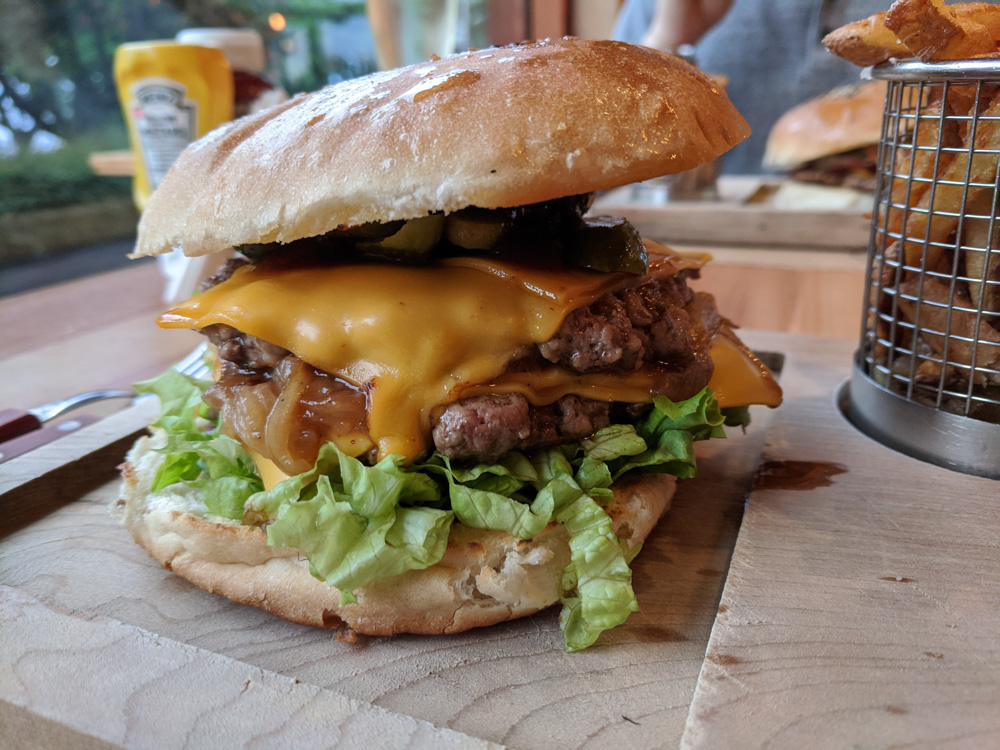 giant burger @ Puelche Restaurant