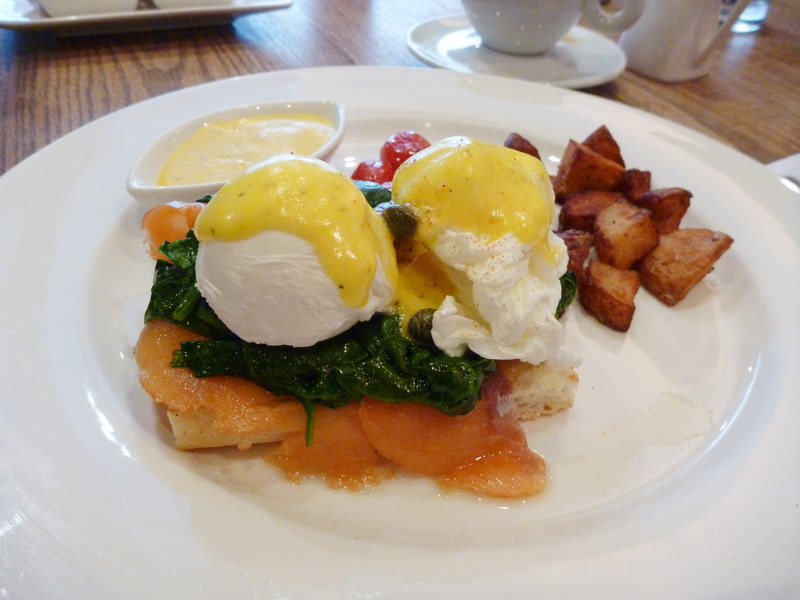 eggs benedict w/ smoked salmon