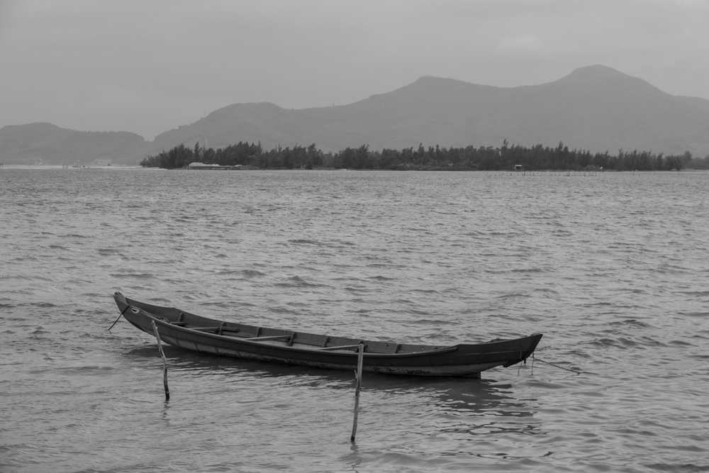 fishing boat in Lăng Cô bay