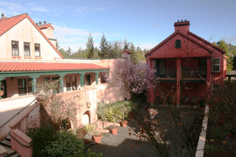 Applewood Inn courtyard