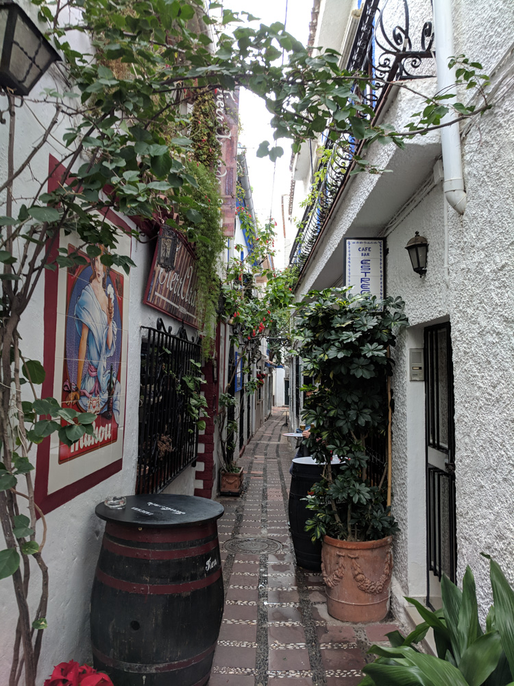 skinny streets in Marbella