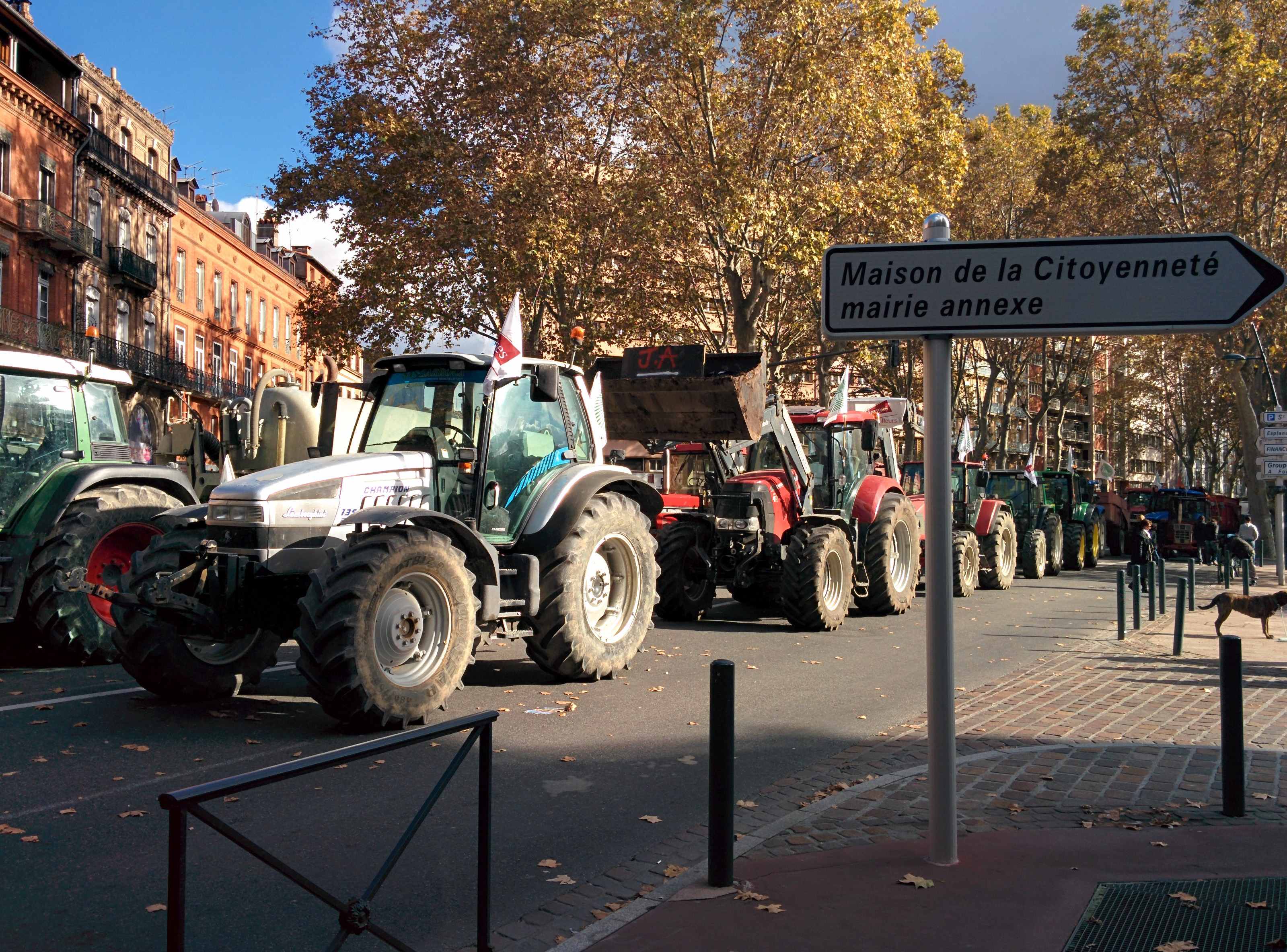 farm protest on Boulevard Lazare Carnot