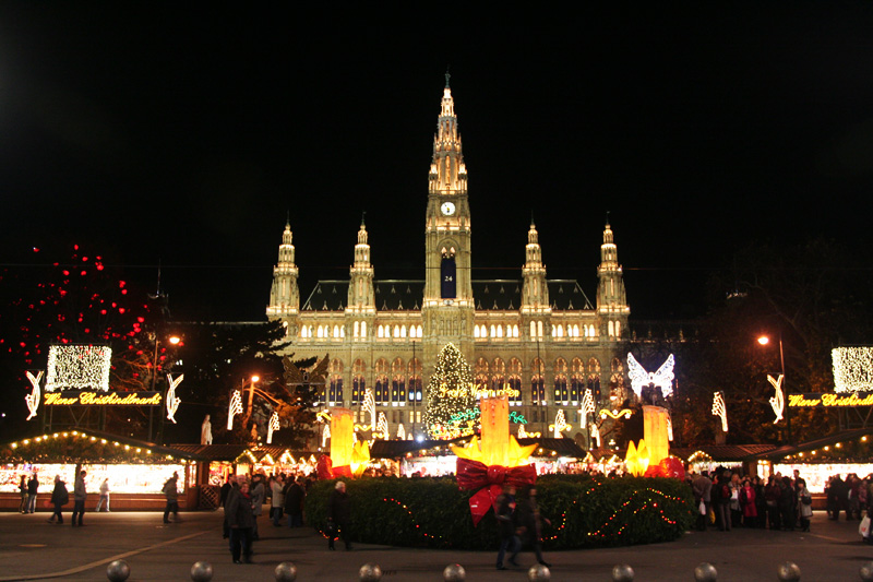 the largest Christmas market in Vienna