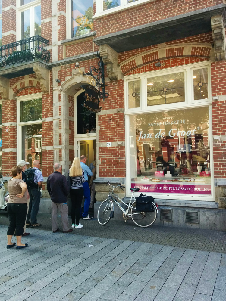 line in front of Jan de Groot